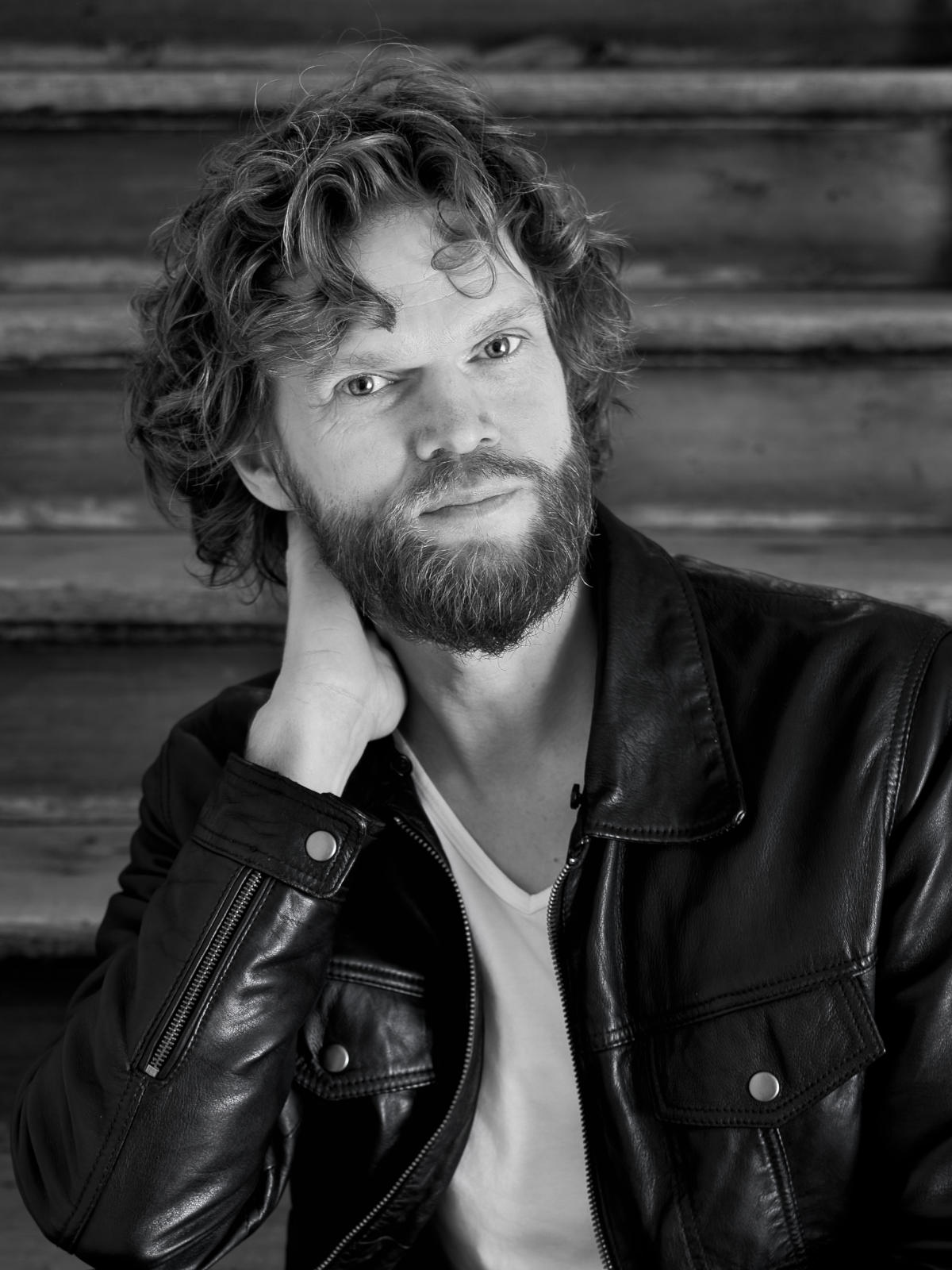 Portrait von Marco Sporleder, Fotograf aus Dessau-Roßlau, in schwarz-weiß