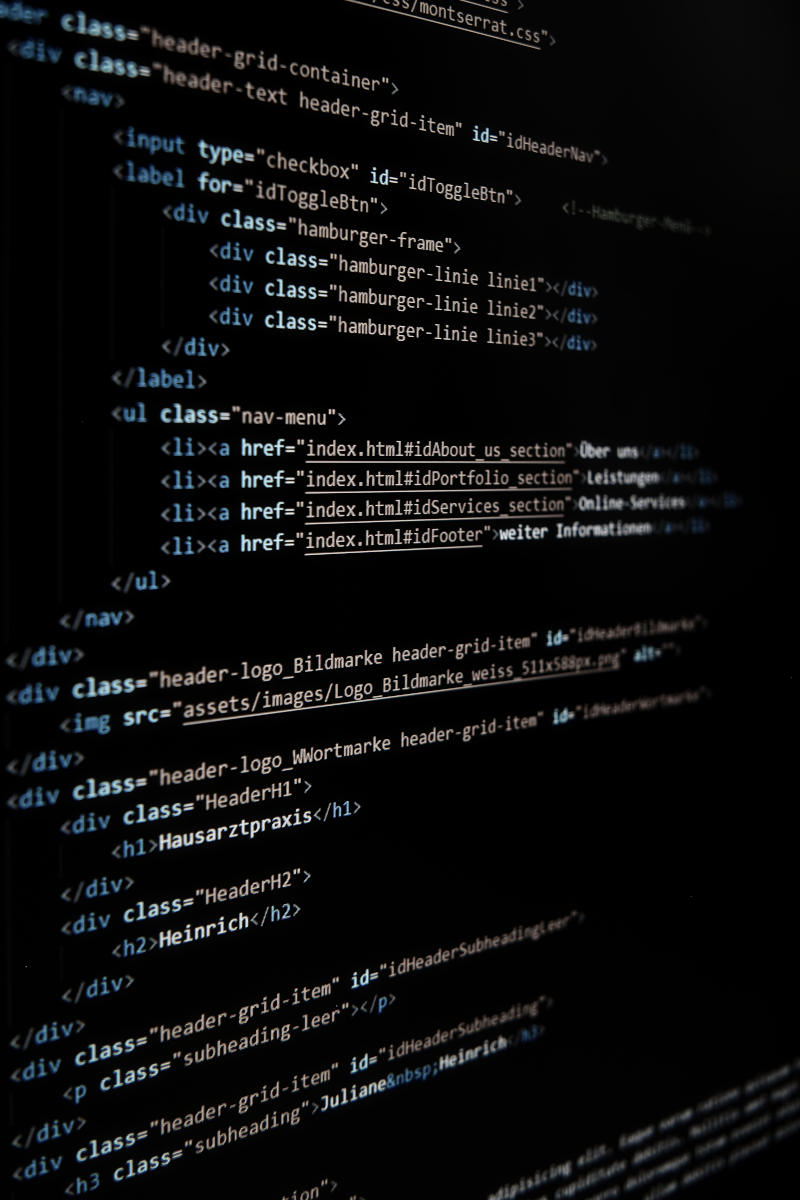 Bild eines Monitors, auf dem Code in einem Editor dargestellt wird