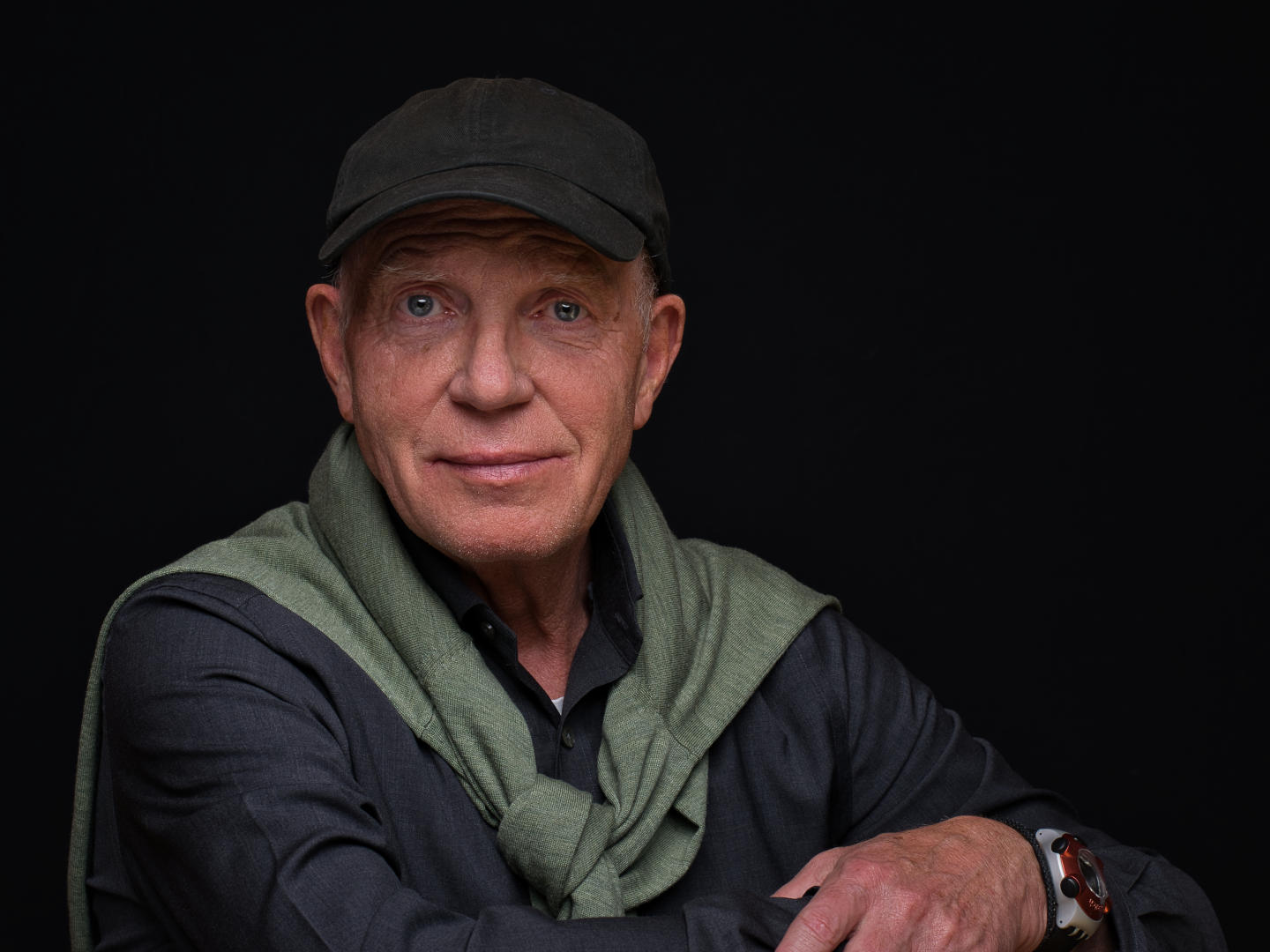 Portrait eines älteren Mannes mit einer Kappe auf dem Kopf in Farbe